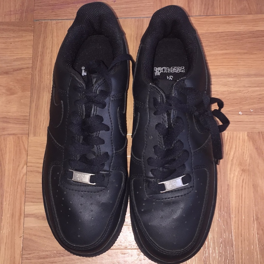 Black nike Air Force low top